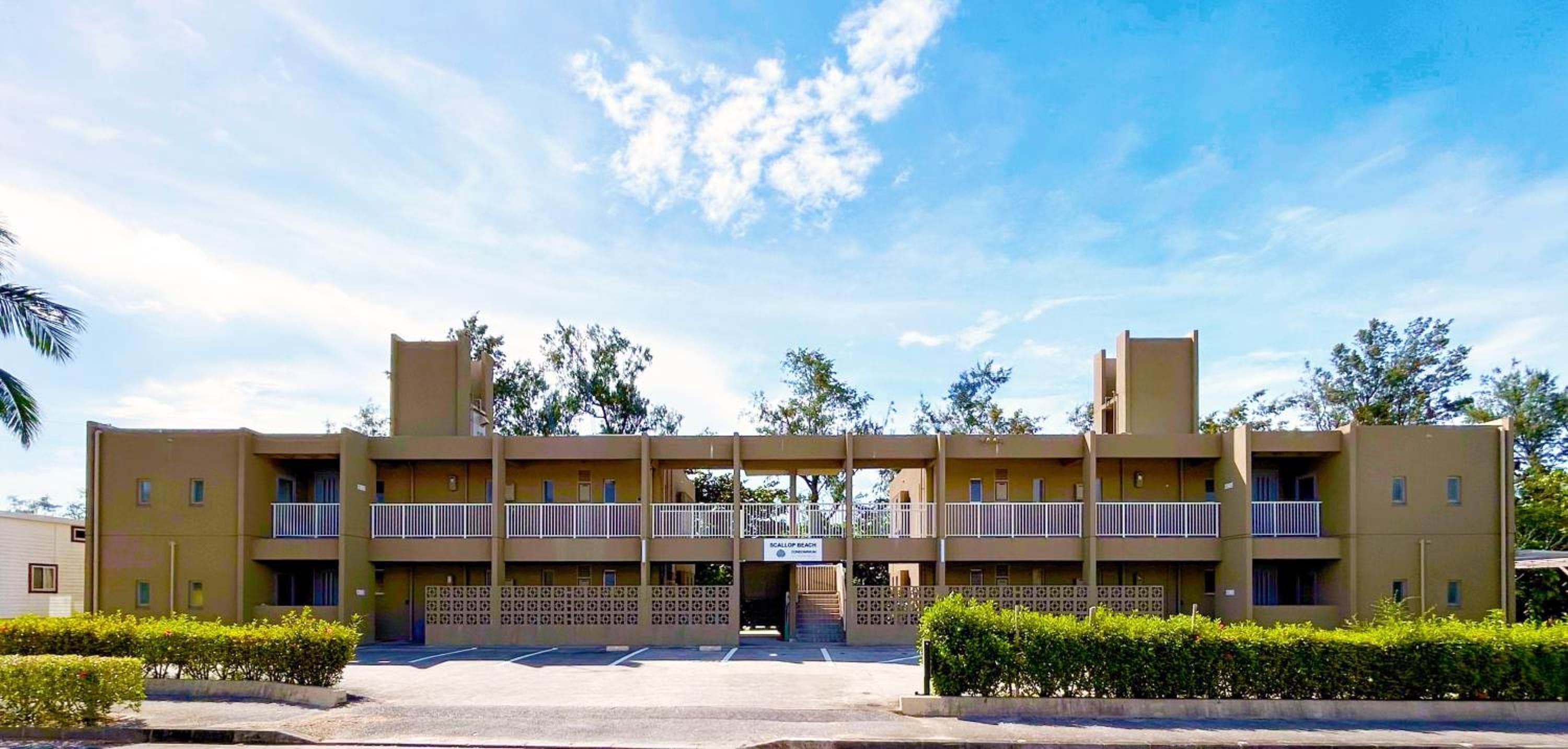 Scallop Beach Condominium, Onna