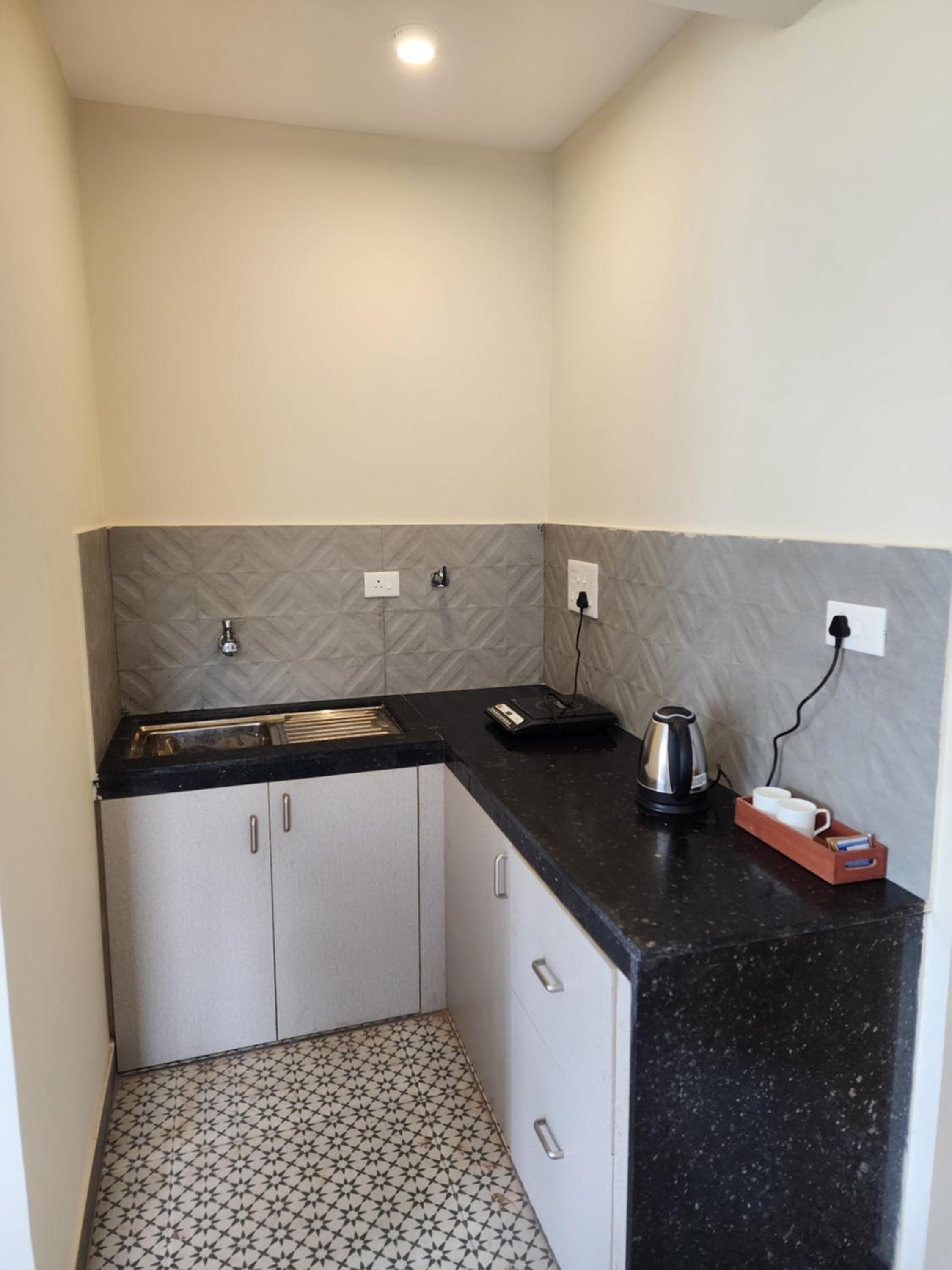 Beach Bliss Apartment Hotel - 7 Minutes walk to Beach, Colva