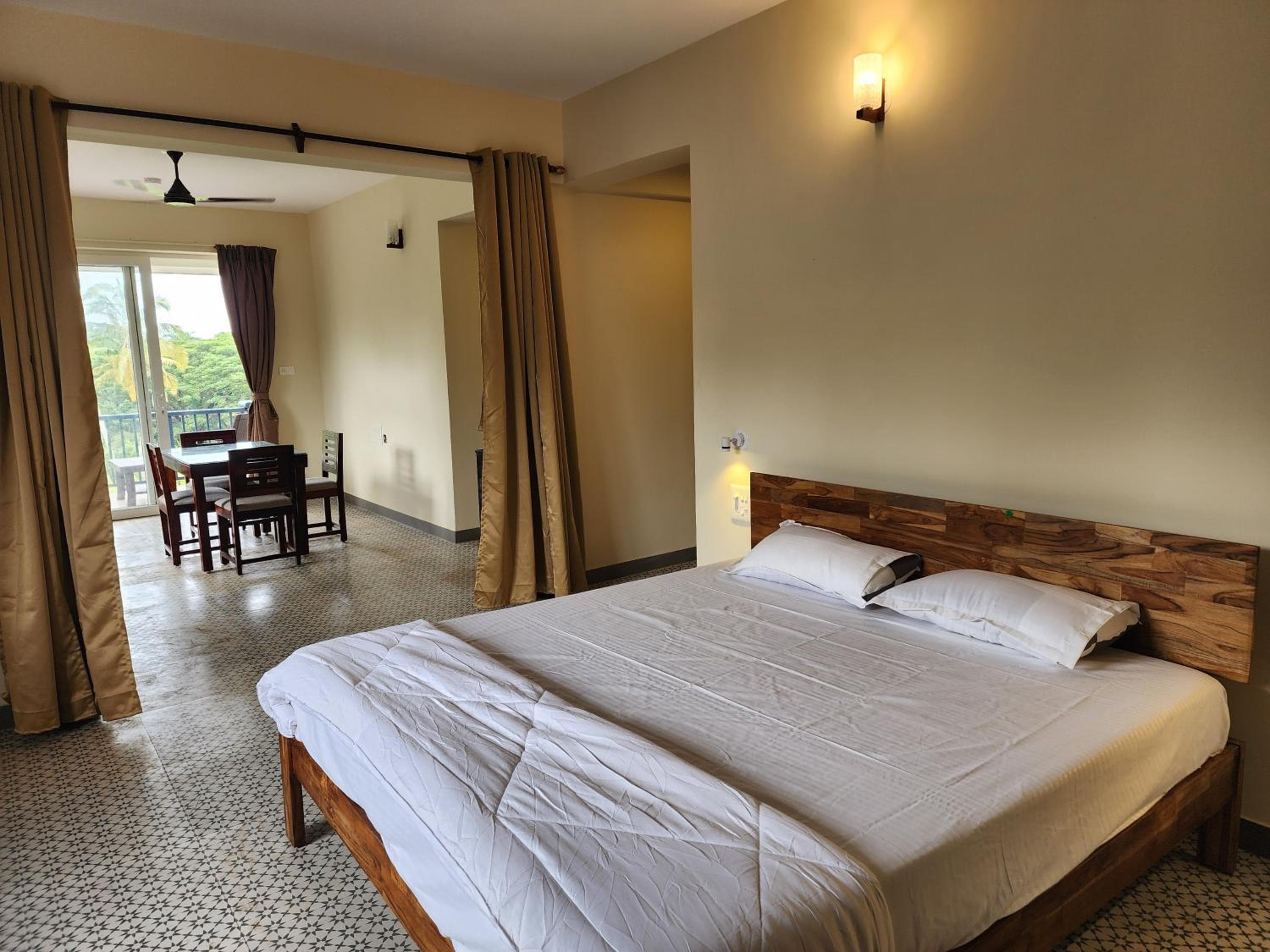 Beach Bliss Apartment Hotel - 7 Minutes walk to Beach, Colva, photo 3