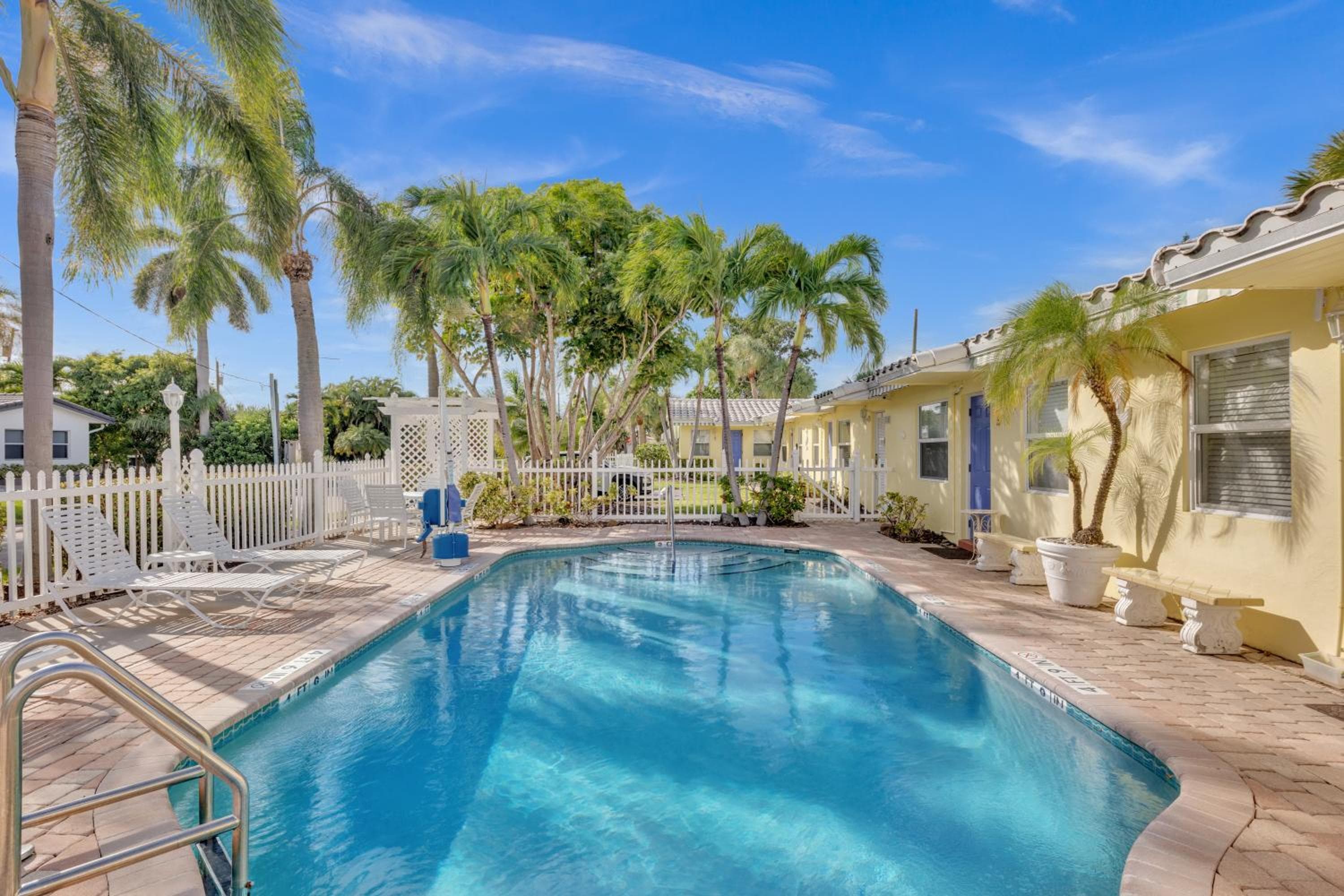 Bahama Beach Club Pompano - Boutique Studios & Apartments close to Beach with heated Pool, Pompano Beach