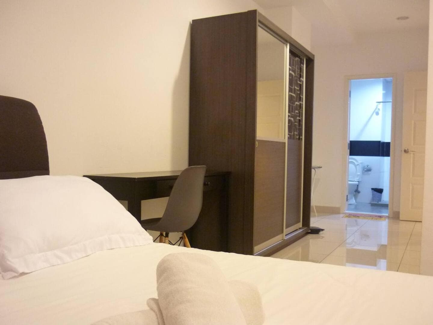 George Town High Floor Seaview Modern Suite 2BR Next to Gurney 23A, George Town, photo 3