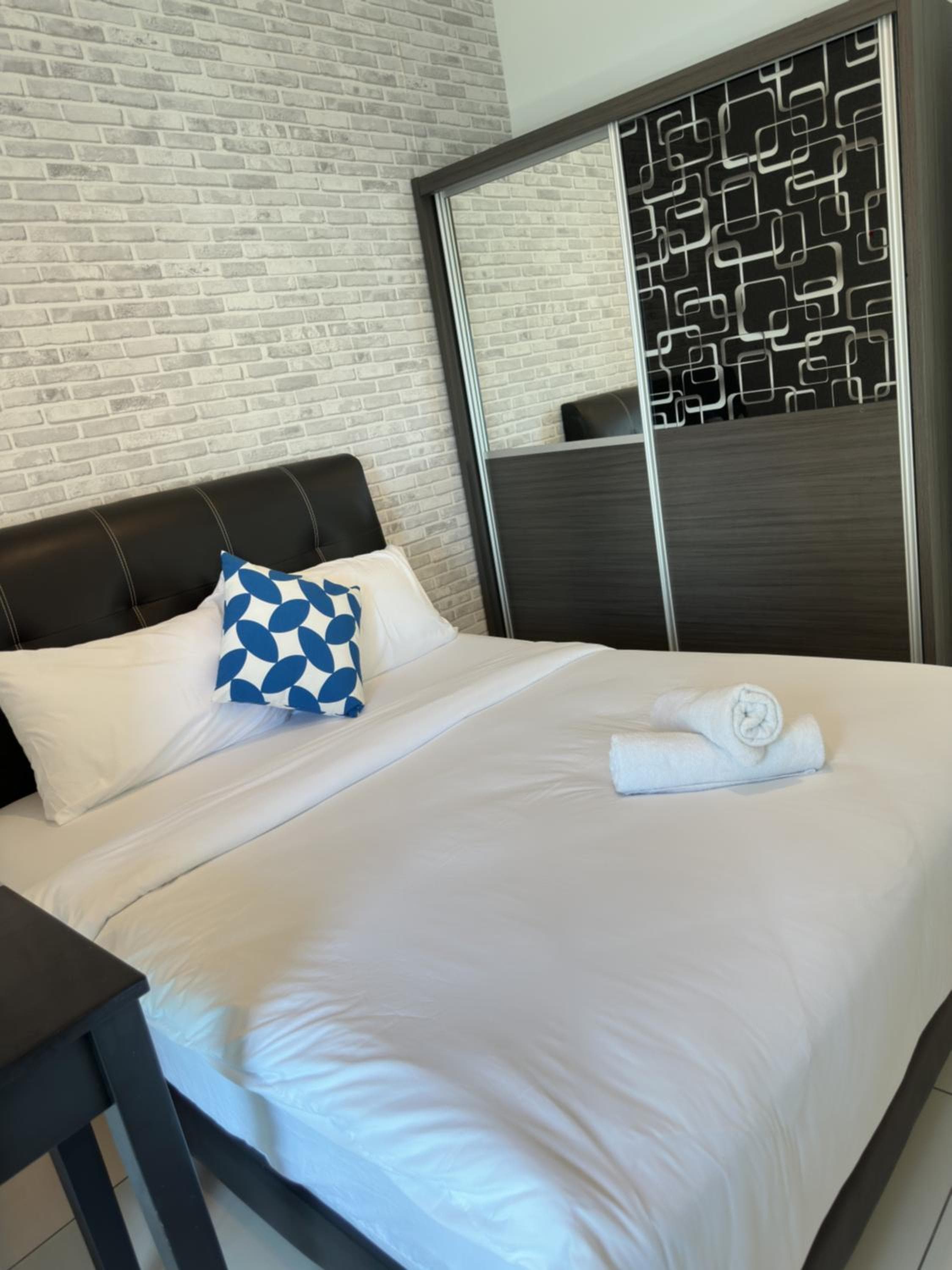 George Town High Floor Seaview Modern Suite 2BR Next to Gurney 23A, George Town, photo 2