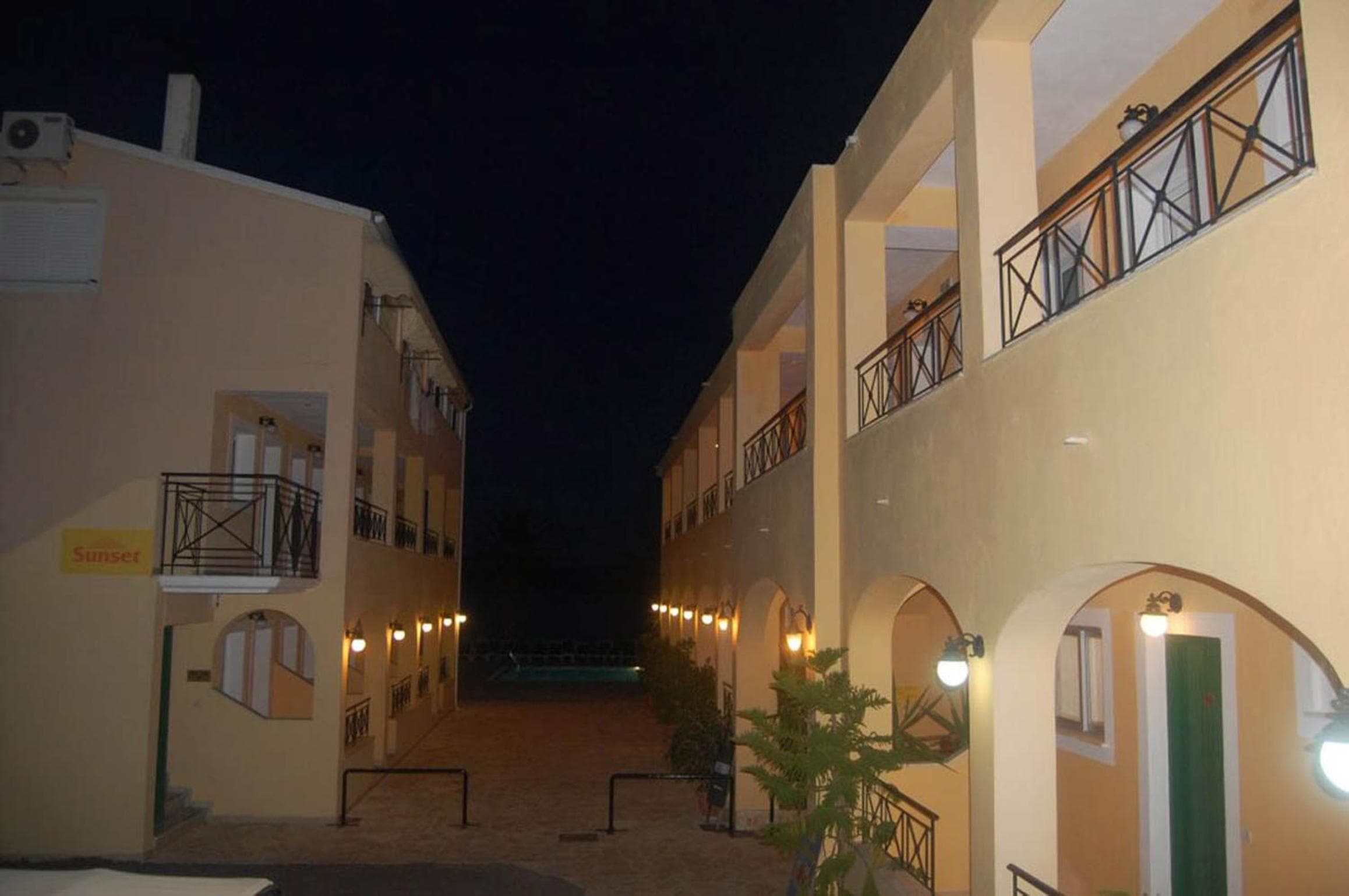 LEMON GROVE Complex, Kavos