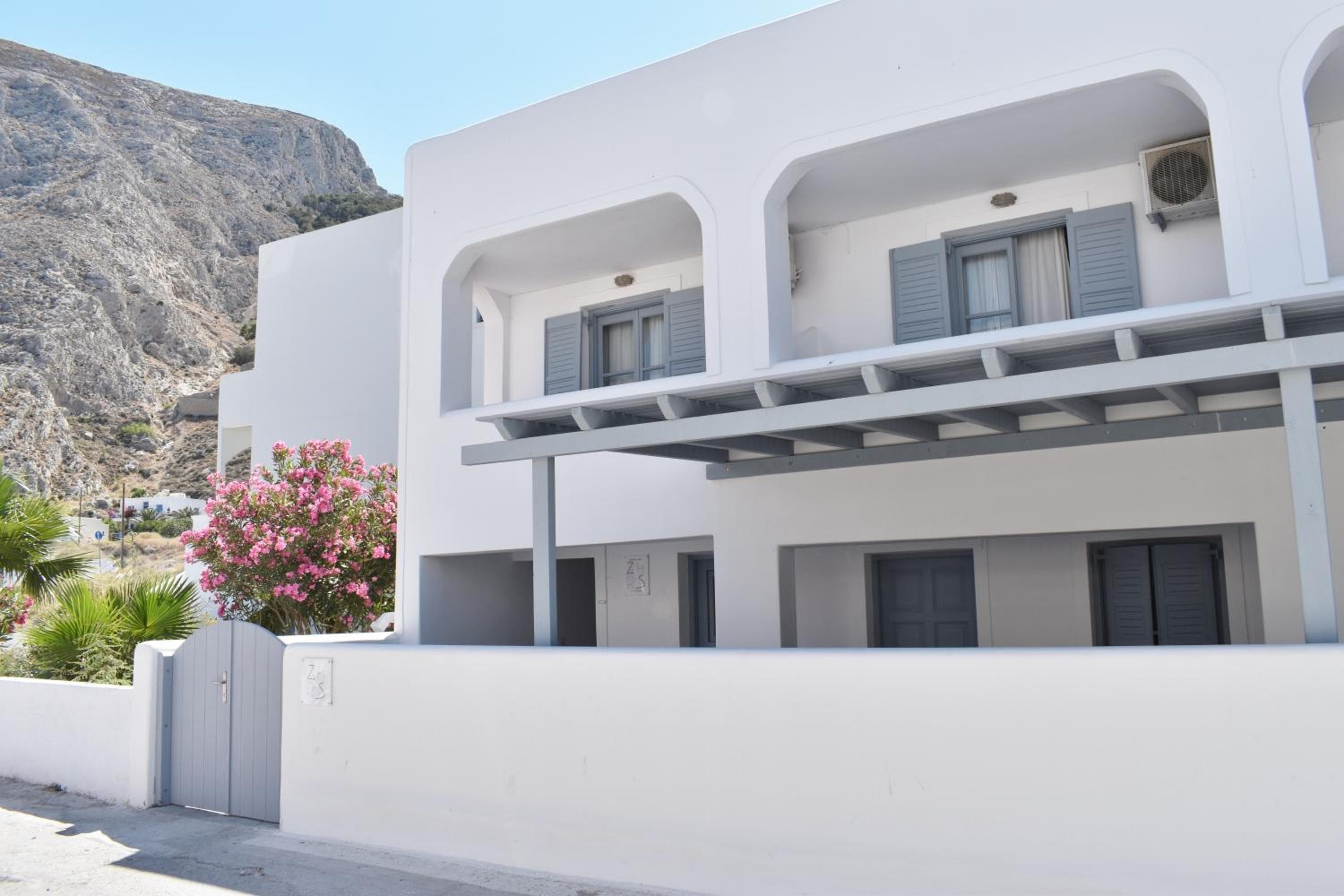 Zacharakis Studios, Kamari
