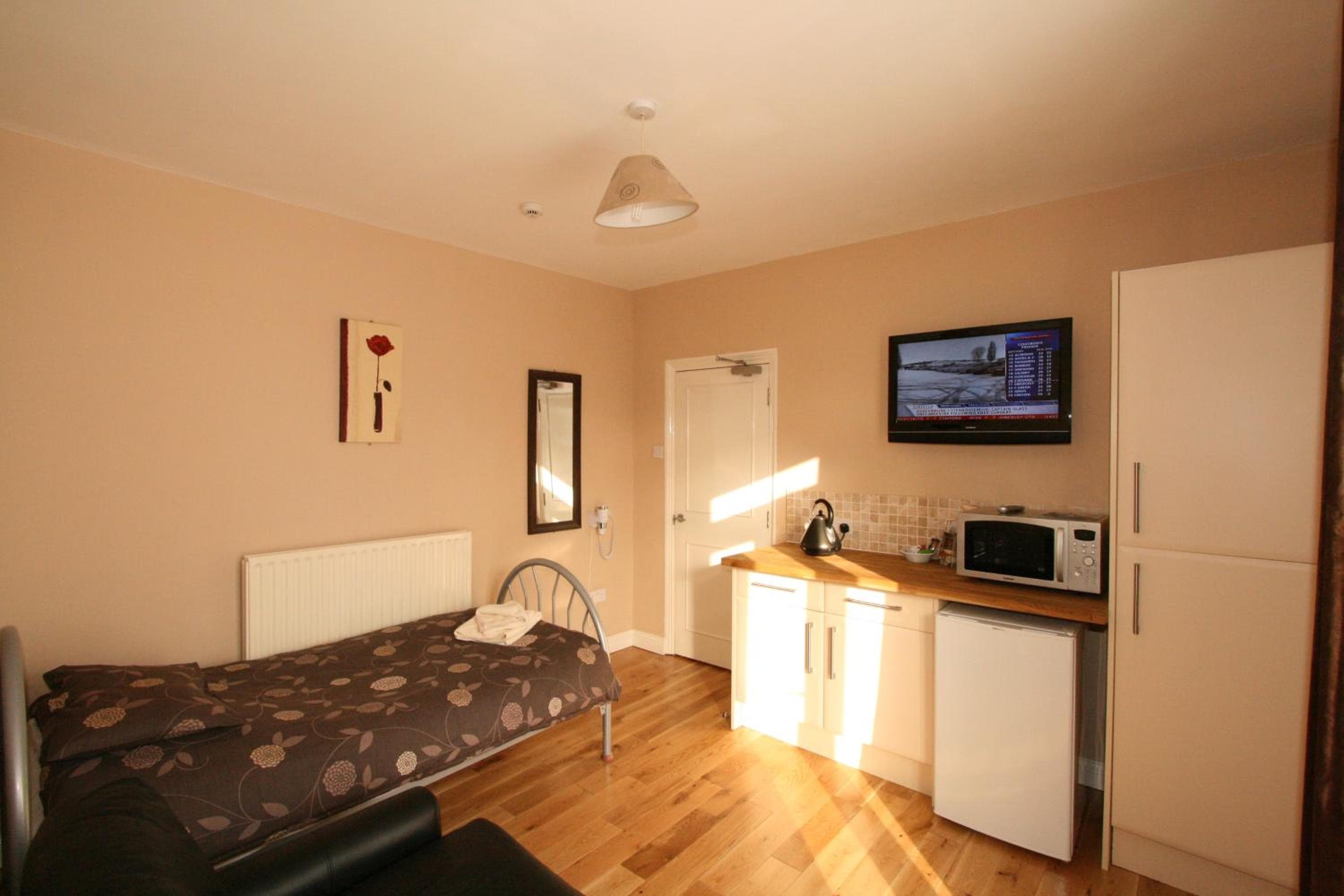 Central Studios Gloucester Road by RoomsBooked - Free Parking, Cheltenham, photo 2