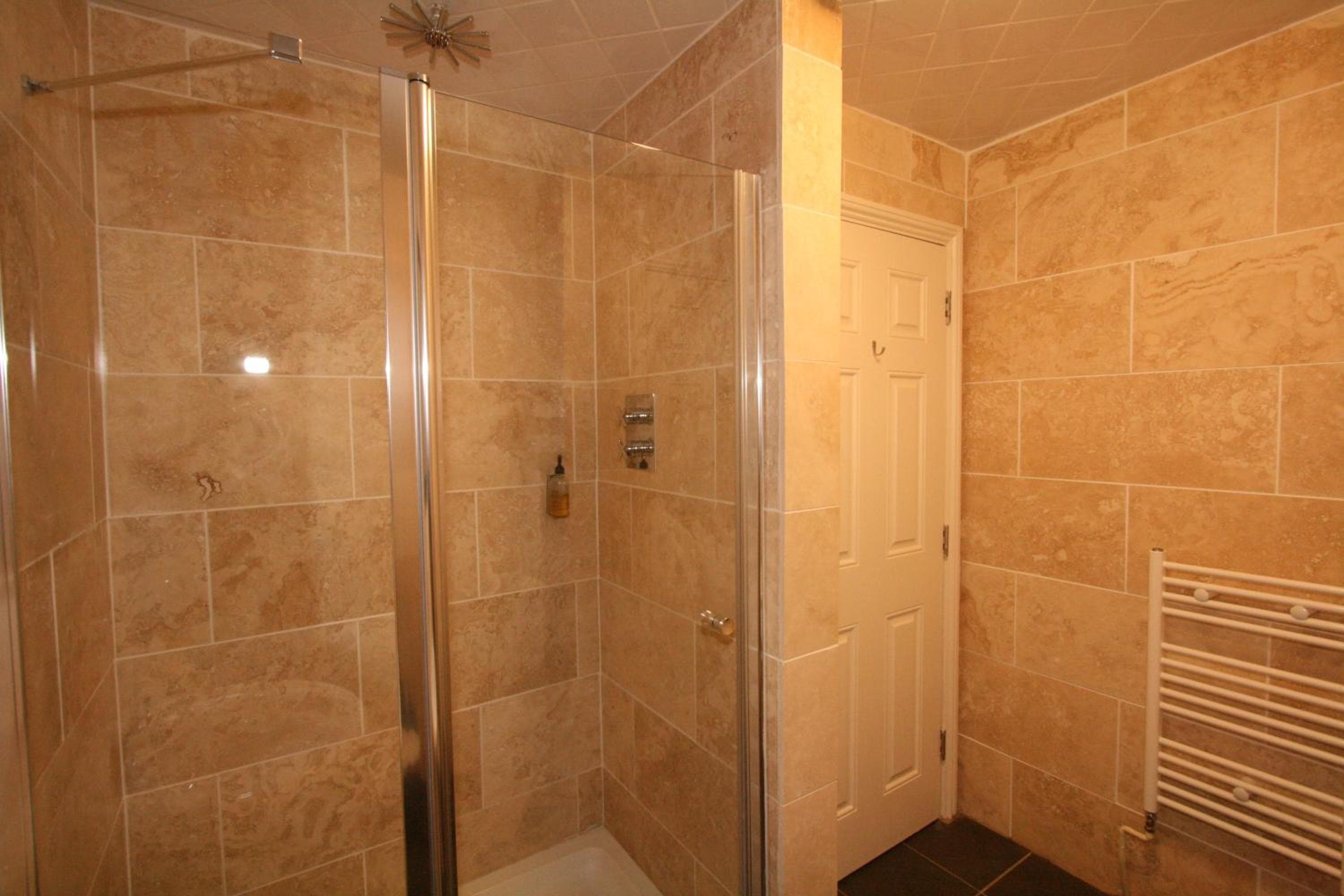 Central Studios Gloucester Road by RoomsBooked - Free Parking, Cheltenham, photo 4
