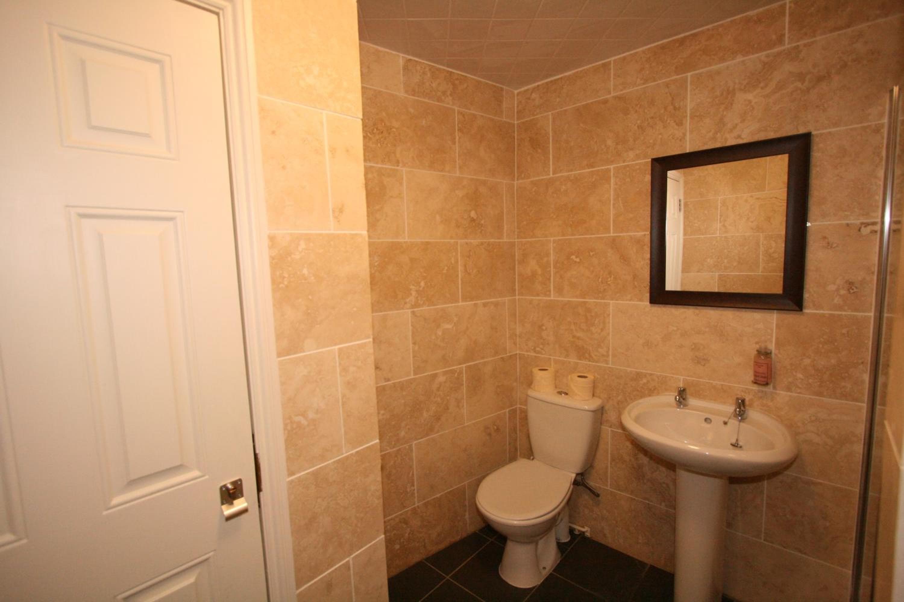 Central Studios Gloucester Road by RoomsBooked - Free Parking, Cheltenham, photo 6