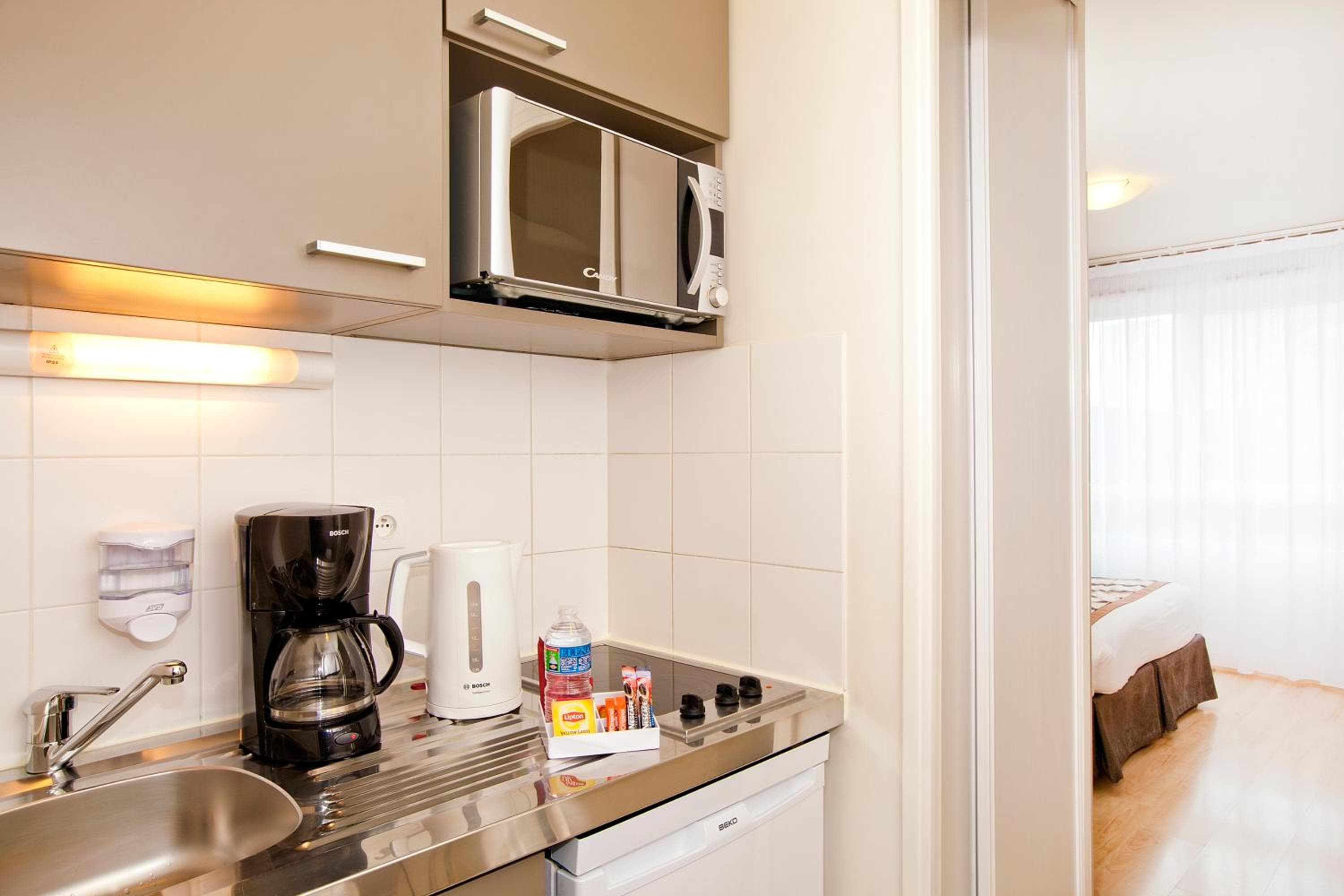 Kitchen at Séjours & Affaires Paris-Vitry