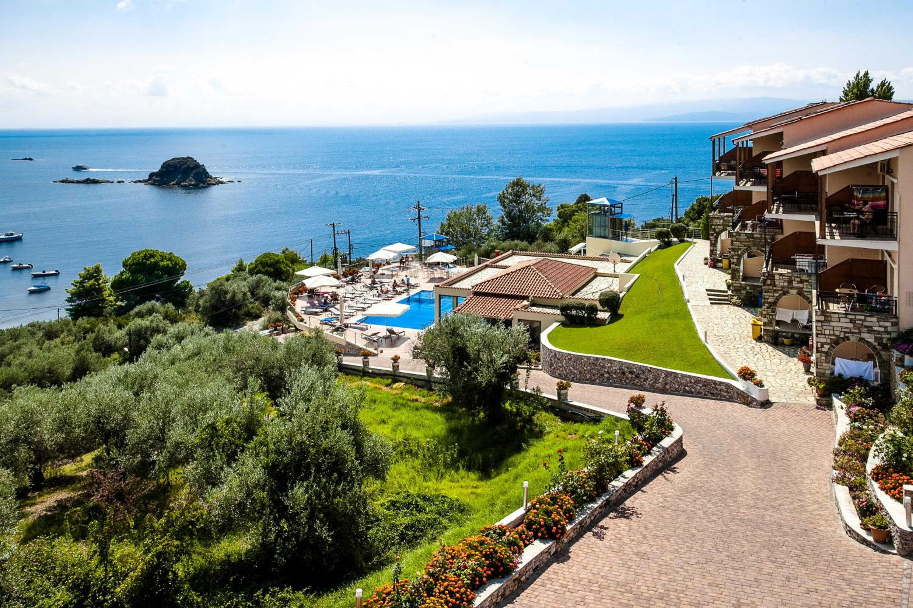 La Luna Hotel, Troulos