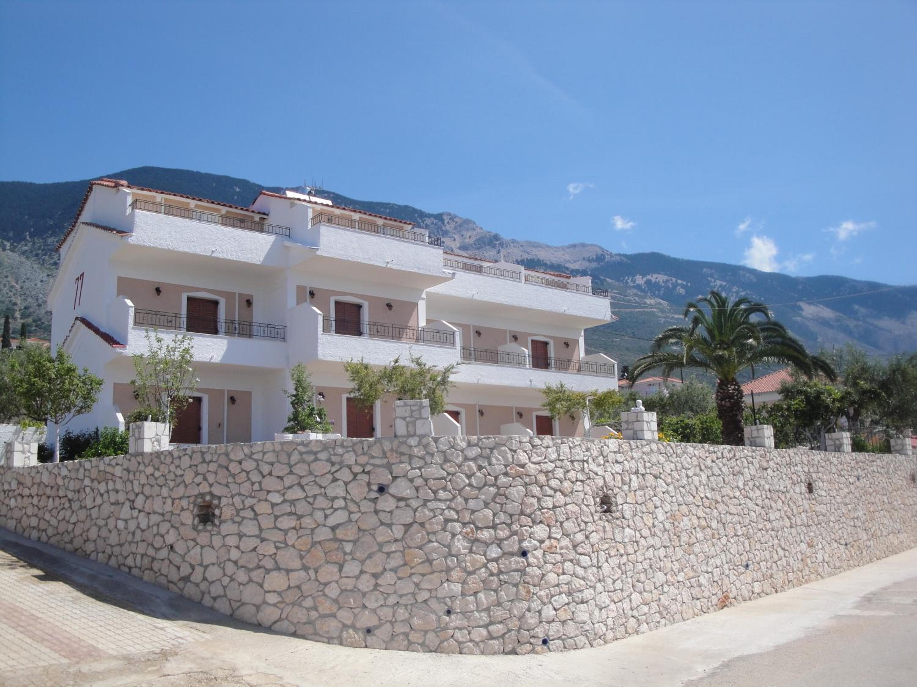 Ocean Front Studios 77, Lourdhata