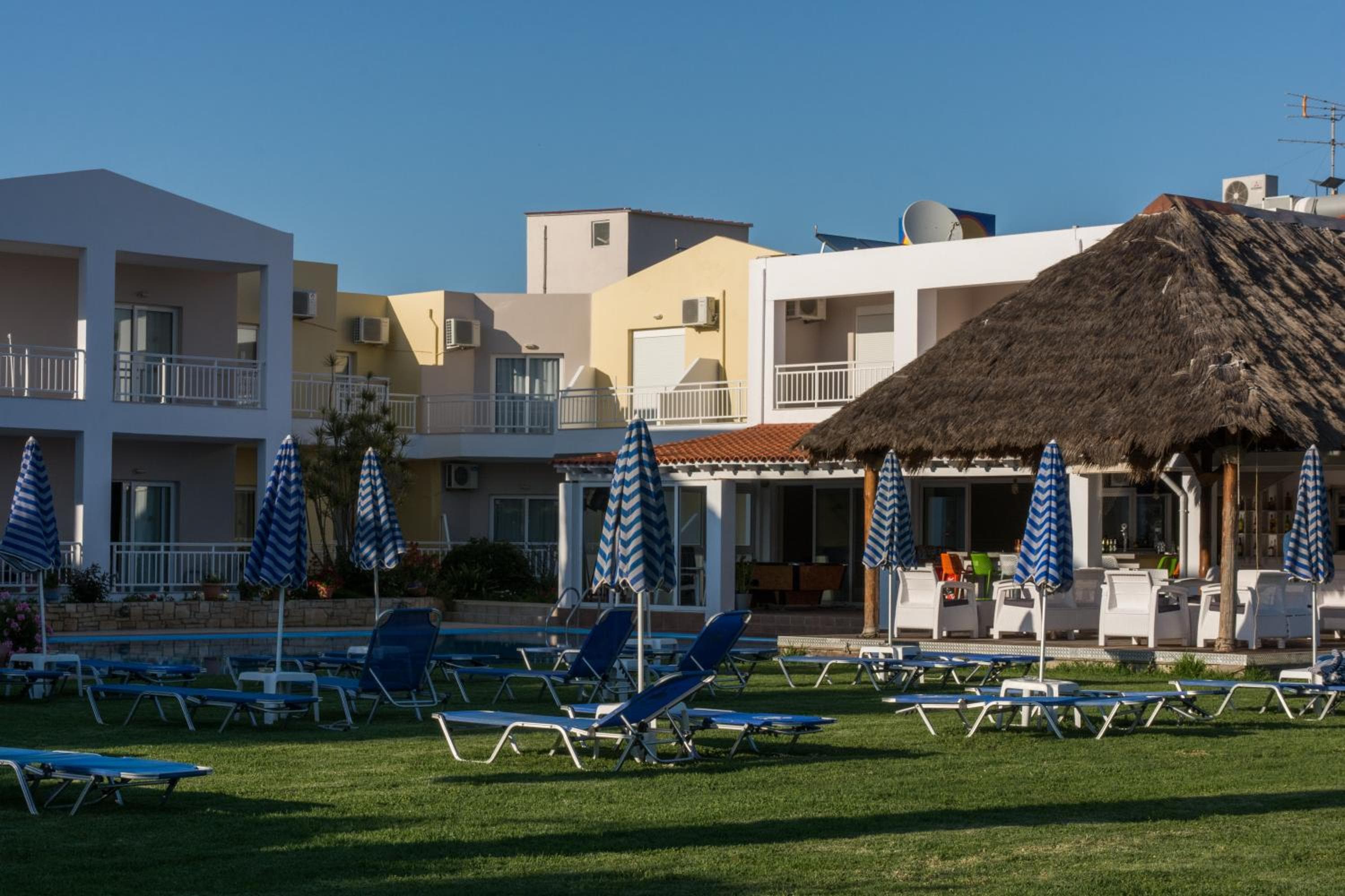 Evelin Hotel, Platanes