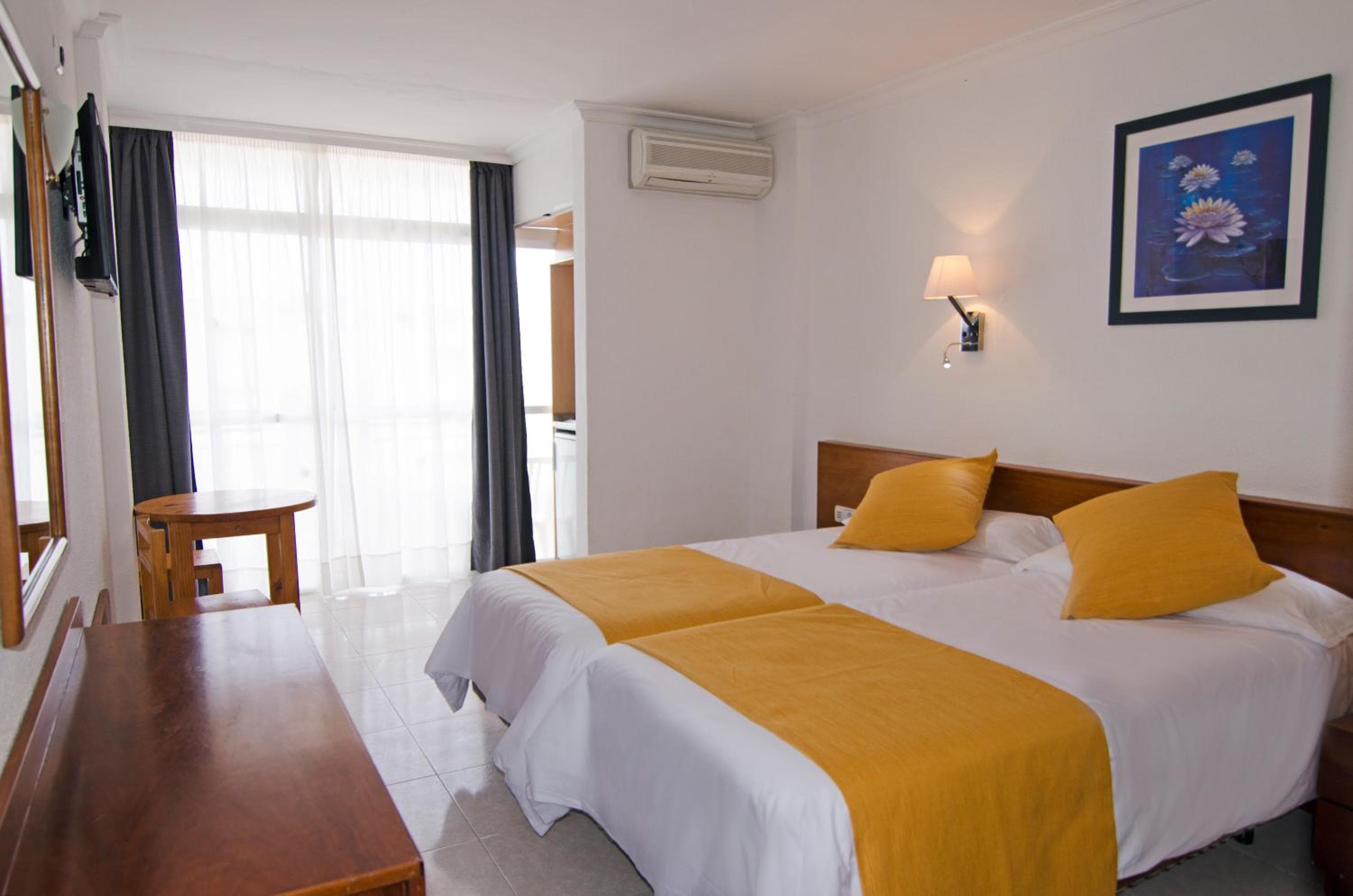 Aparthotel Vibra Bay, San Antonio, photo 2