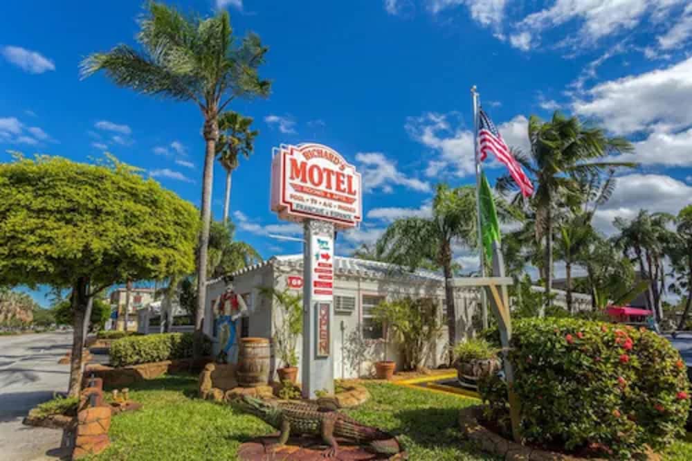 Richards Motel Courtyard, Hollywood
