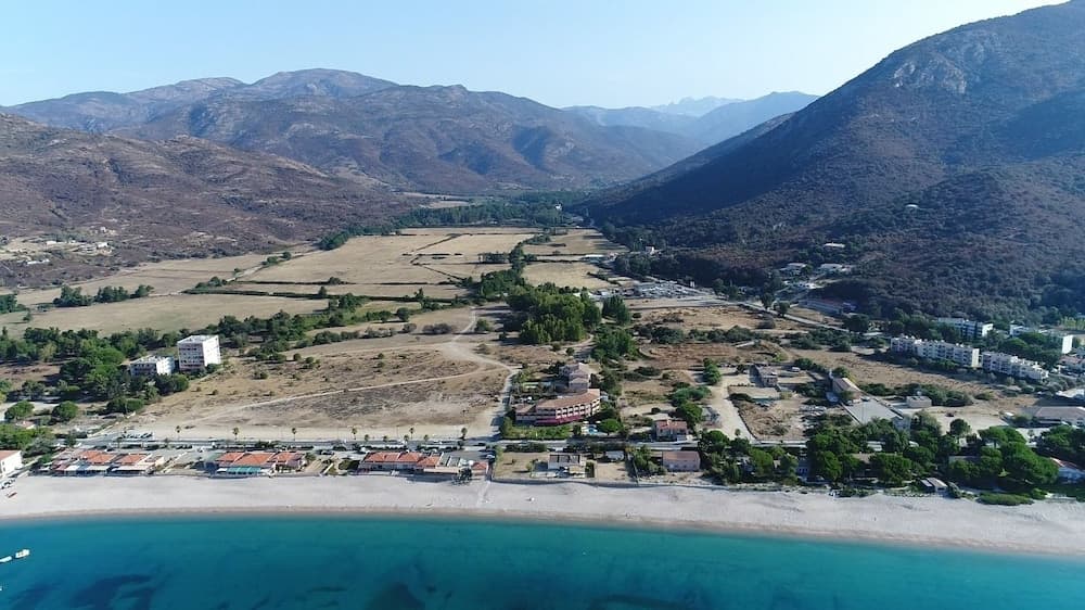 Le California Motel, Vico