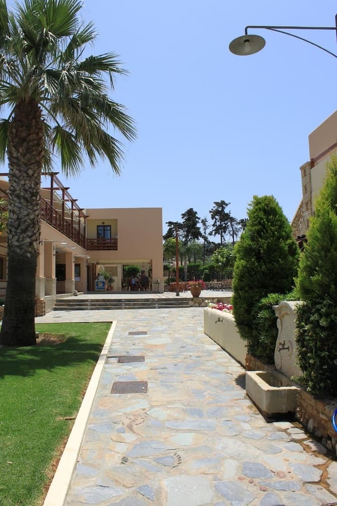 Omega Platanias, Platanias