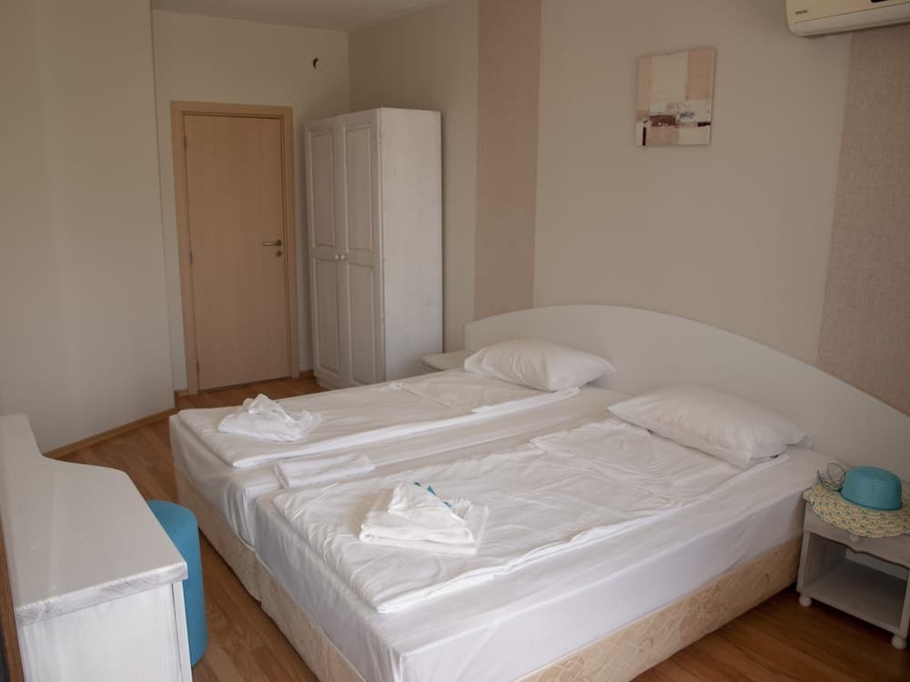 Parva linia adres Regina mare Tsarevo, Tsarevo, photo 2