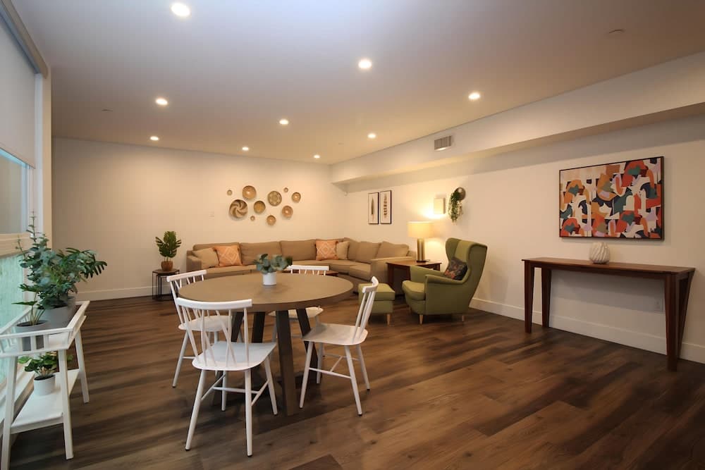 Hotel room at Los Angeles Deluxe Suites - 2 Bedrooms & 2 Bathrooms