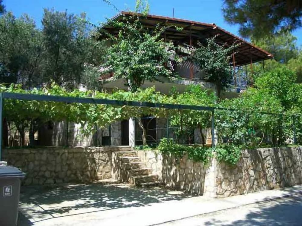 Vis Apartments, Vis