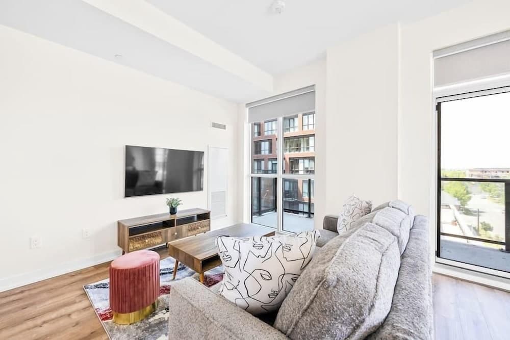 Contemporary Stays in the Heart of the Stockyards, Toronto, photo 2