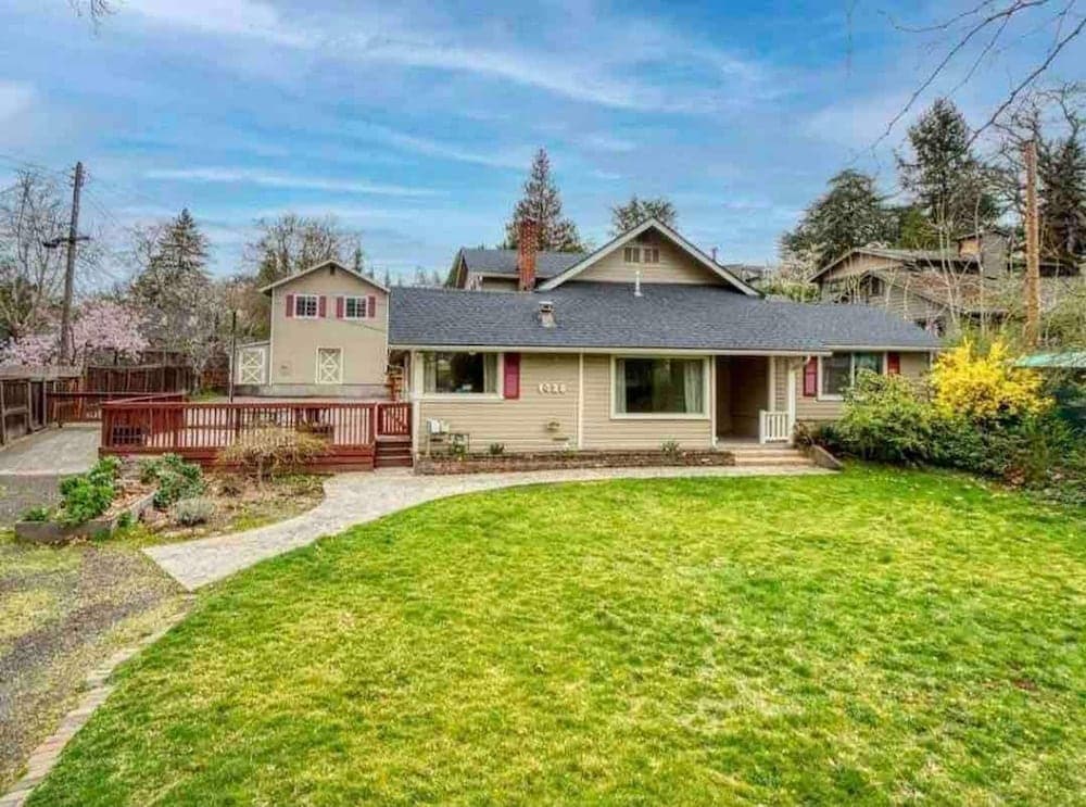 Medford Home and 2 Condos With Pool and Hot tub, Medford