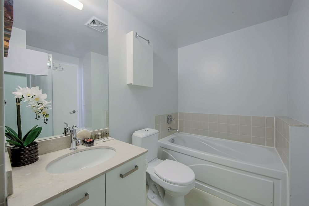 Altitude Suites Bay Street by Teristo Group, Toronto, photo 5