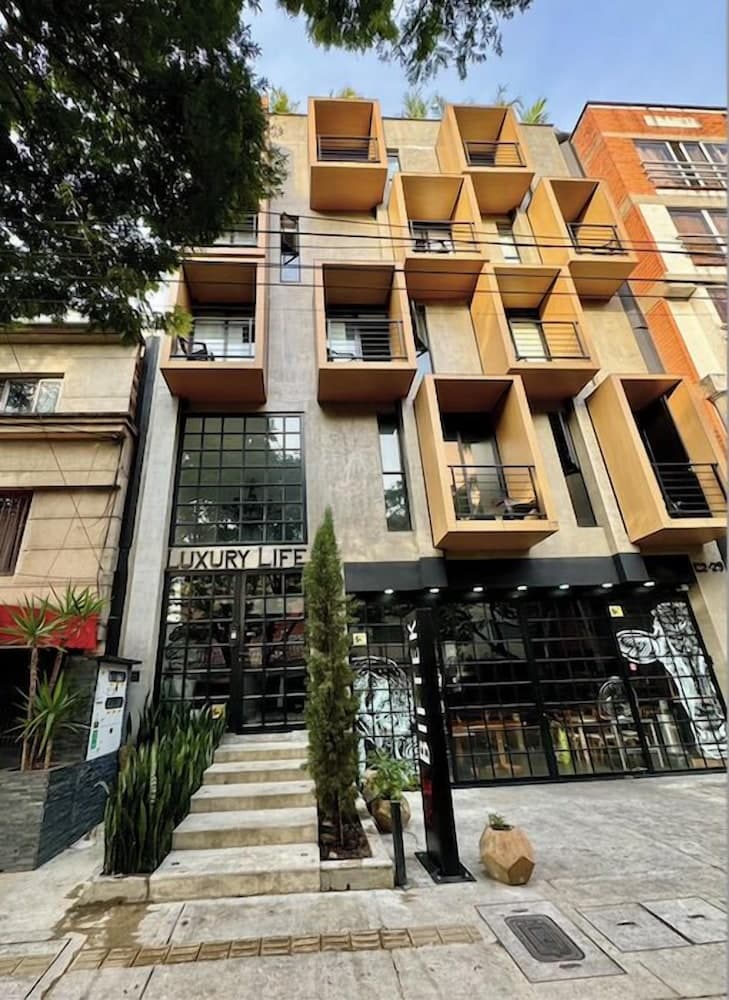 Luxury Life, Medellín