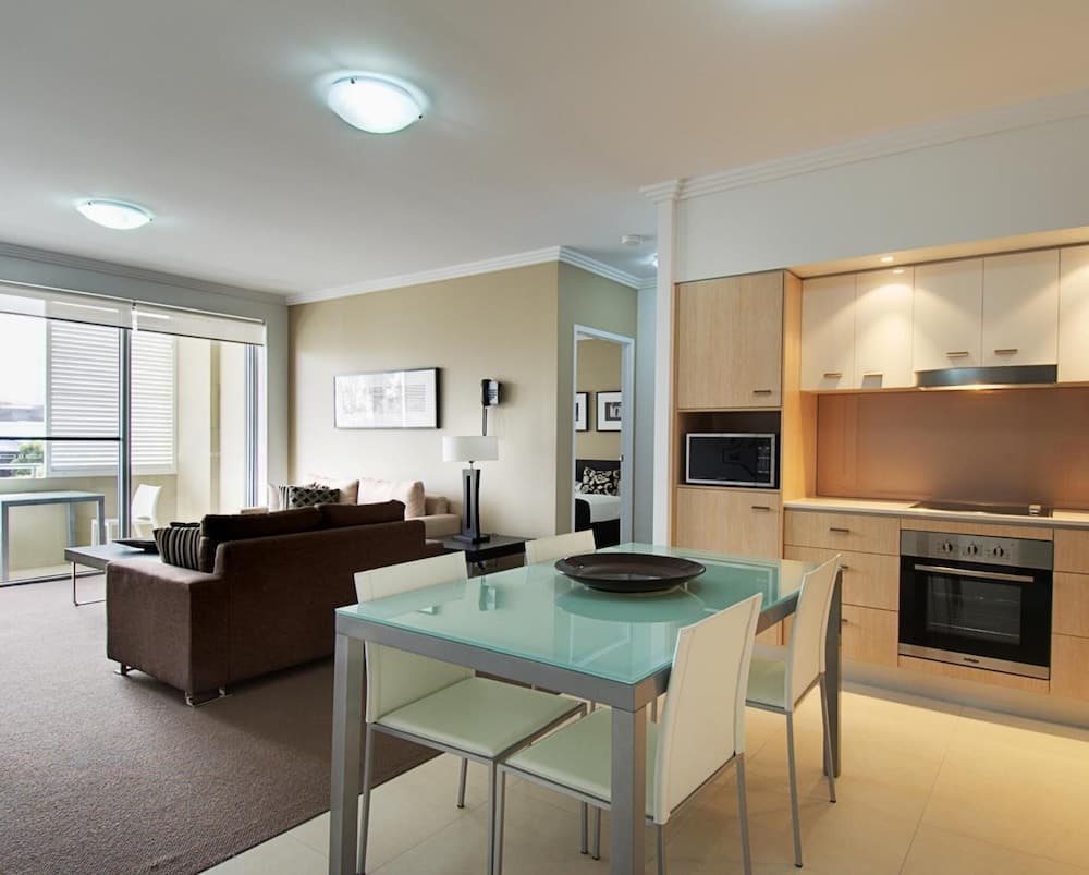 Chancellor Executive Apartments, Varsity Lakes, photo 2