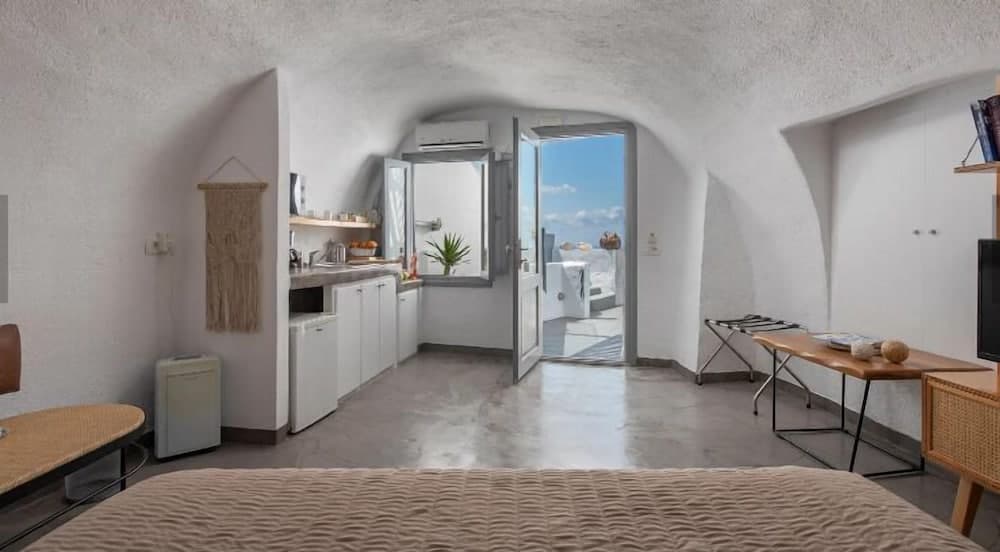 Hommage Suites With Caldera View & Hot tub, Santorini, photo 6