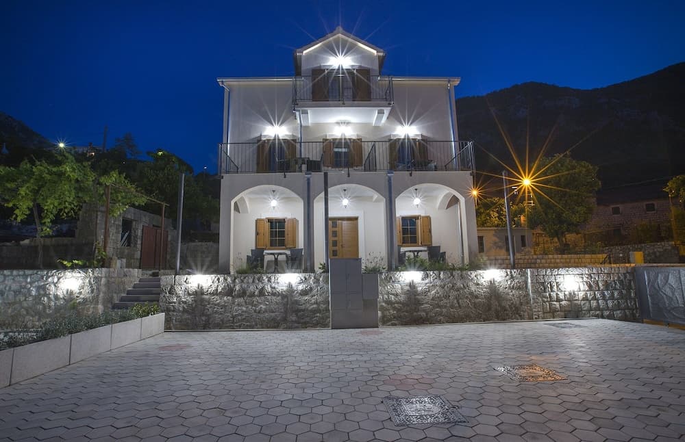 Apartments Mezini 11, Kotor