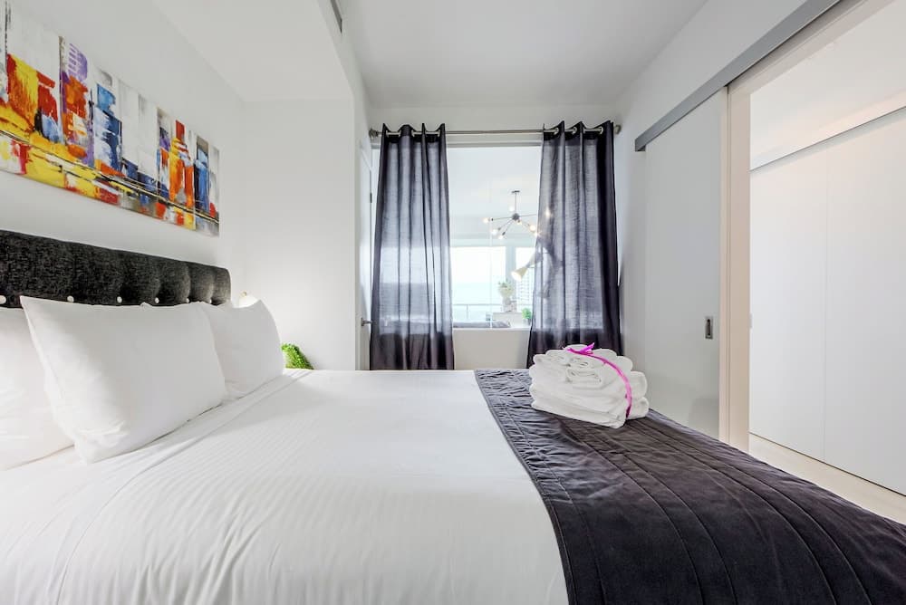 Altitude Suites Bay Street by Teristo Group, Toronto, photo 3