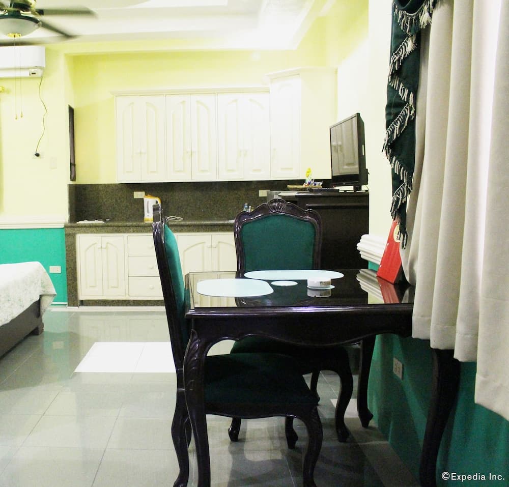 Kokomo's Suites Hotel, Angeles City, photo 2