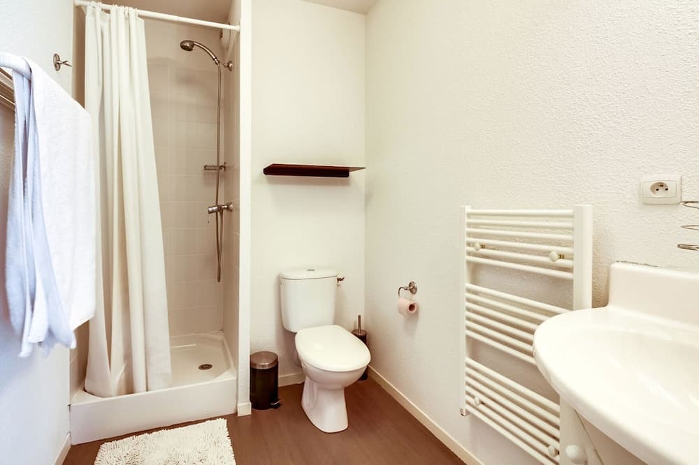 Bathroom at Les Glenans Toulouse