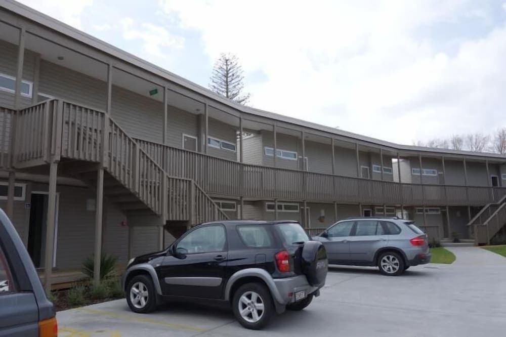 Parakai Springs Lodge, Helensville, photo 4