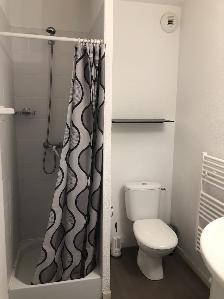 Bathroom at Les Glenans Toulouse