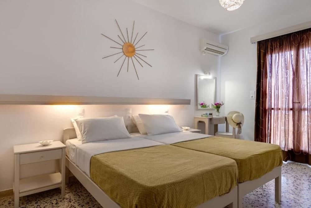 Kamarela Studios, Thira Municipal Unit