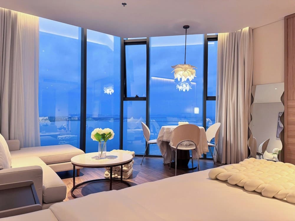 Ha Van's Sea View  A la carte Ha Long, Ha Long