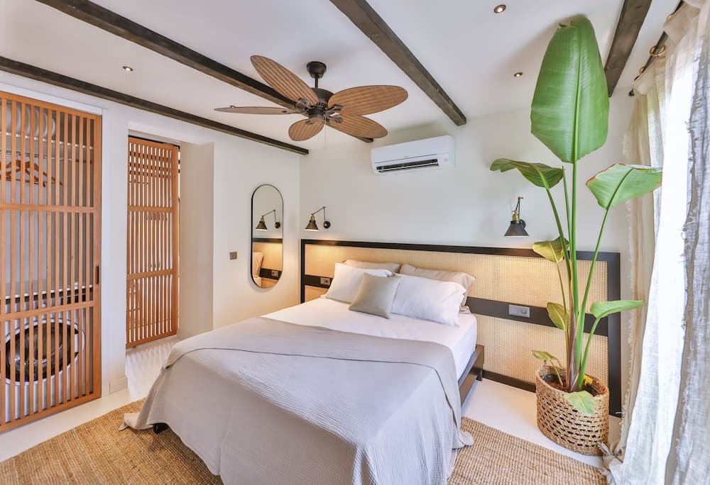 Hotel room at K-Log Studios