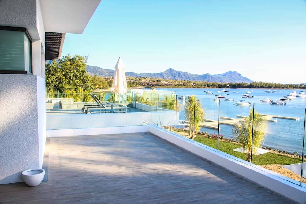 Latitude Luxury Seafront Apartments, Black River, photo 2