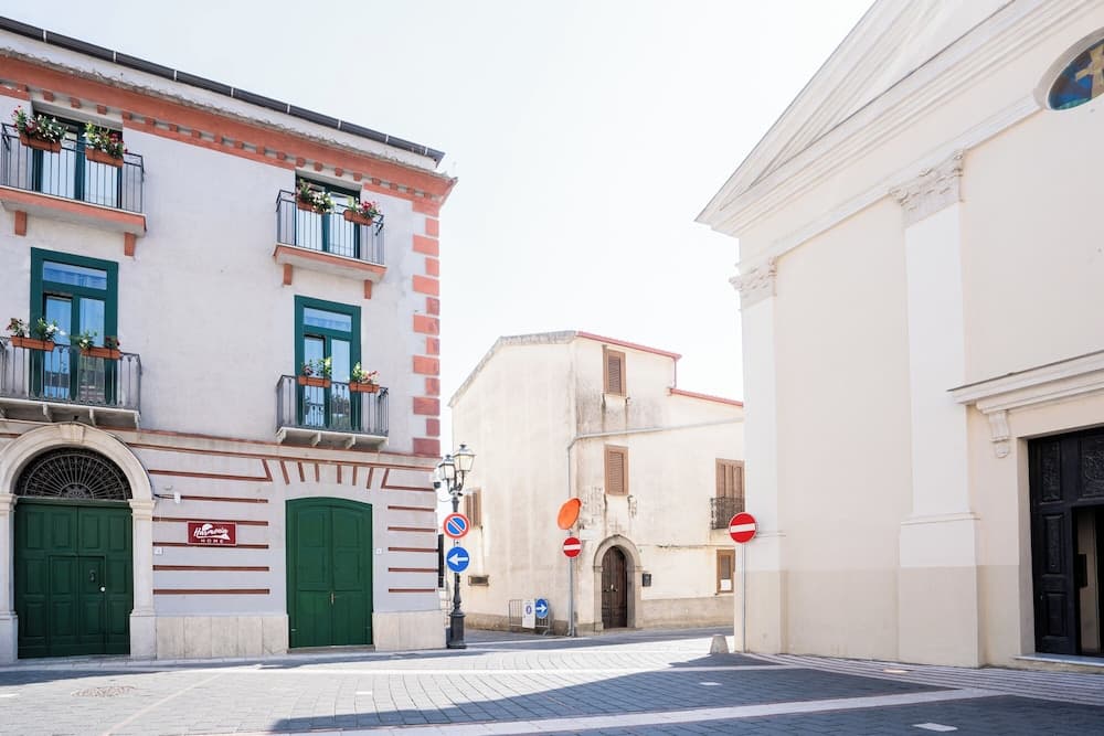 Harmonia home, Capitello