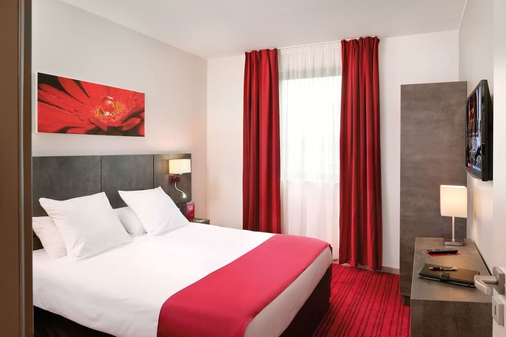 Hotel room at Appart'City Confort Grenoble Inovallée