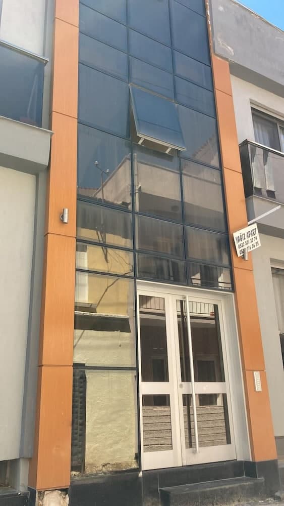 Yağız Apart, Cesme