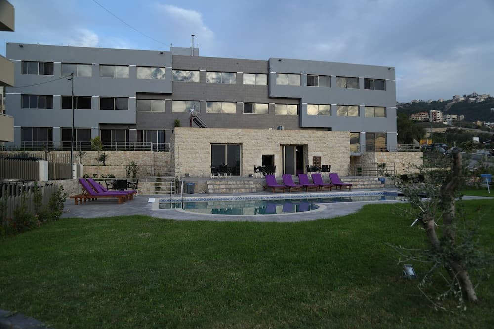 VU'Z Hotel Apt, Blat