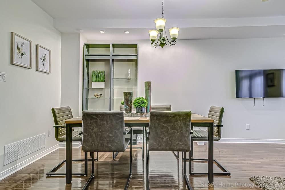 Urban Retreat A Modern 5BR Townhouse, Toronto, photo 6