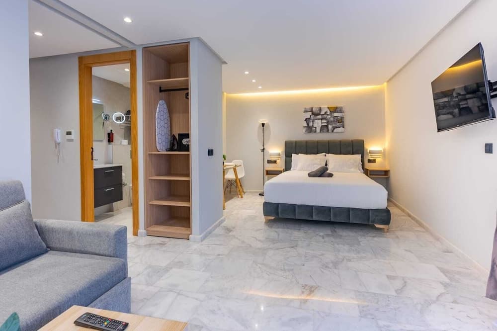 Faya Nova-central stay, Casablanca