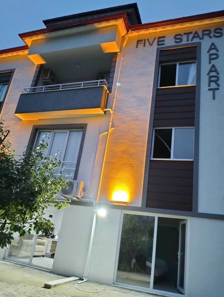 Five Stars Apart Bungalov, Arsin