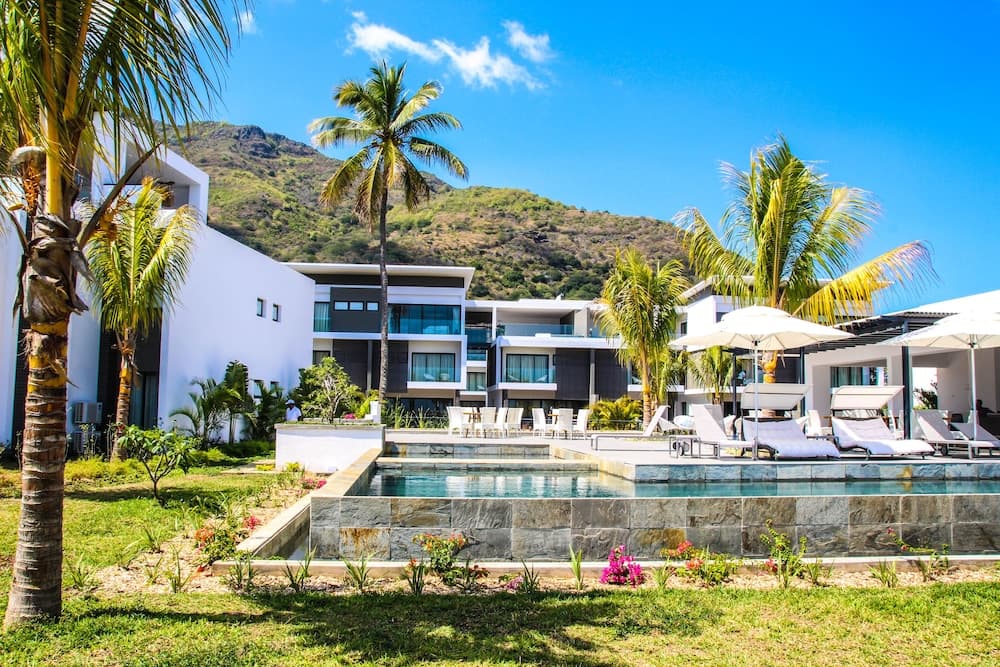 Latitude Luxury Seafront Apartments, Black River