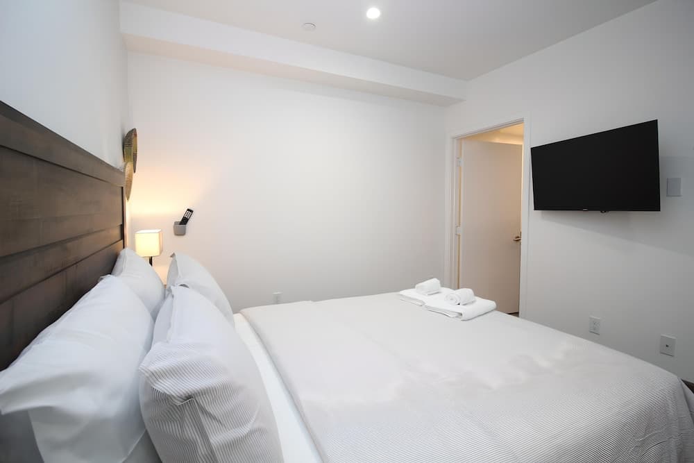 Hotel room at Los Angeles Deluxe Suites - 2 Bedrooms & 2 Bathrooms