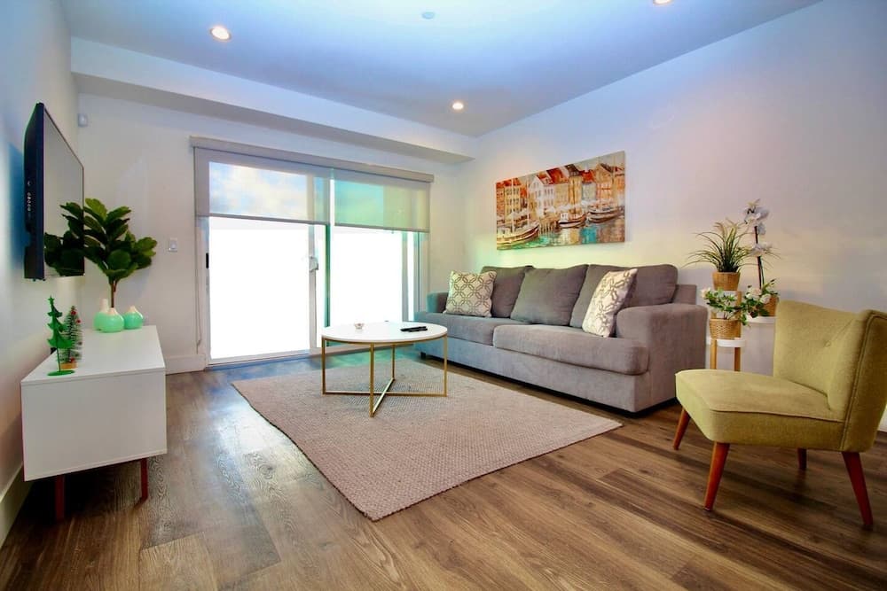 Hotel room at Los Angeles Deluxe Suites - 2 Bedrooms & 2 Bathrooms