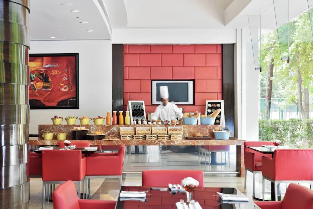 Lakeside Chalet - Mumbai, Marriott Executive Apartments, Mumbai, photo 3