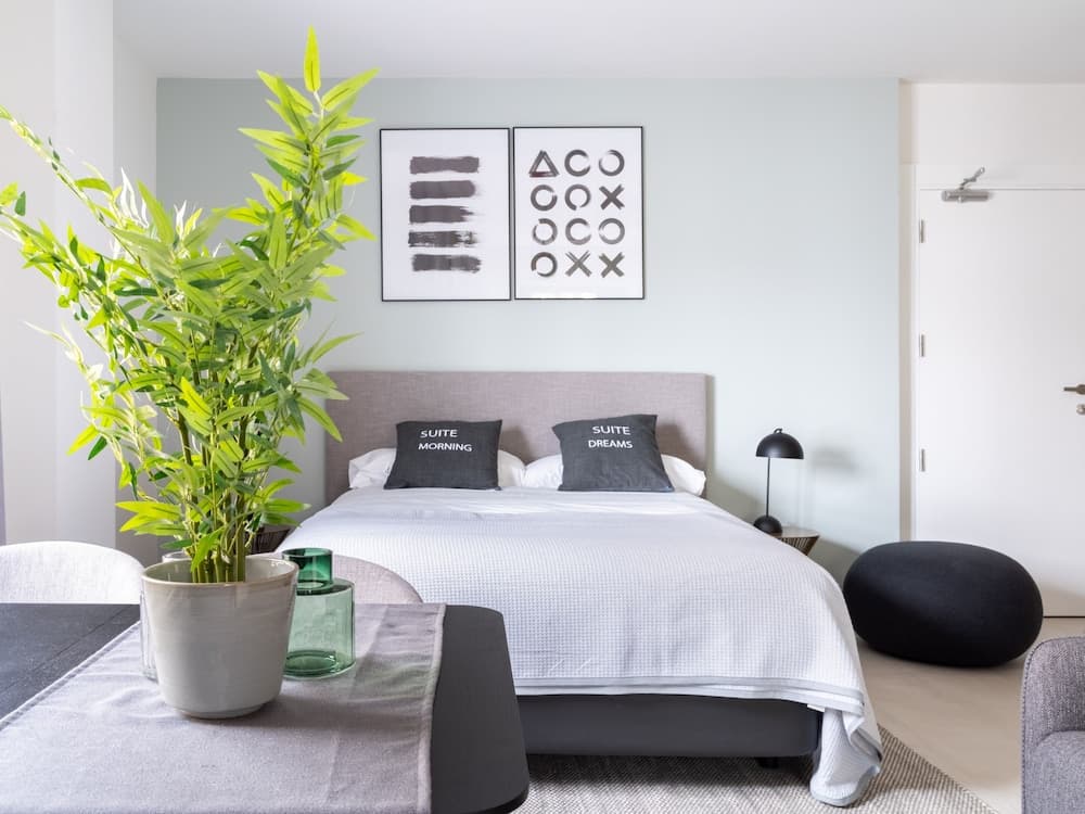 Limehome Sevilla Calle Torcuato Luca de Tena, Seville
